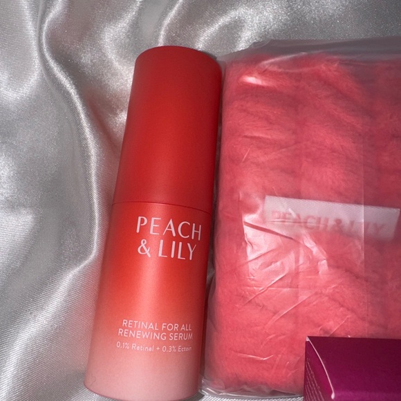 Peach & Lily 6 Piece Skincare Set Cream Serum Cleanser Face Polisher Wristbands - Picture 4 of 5